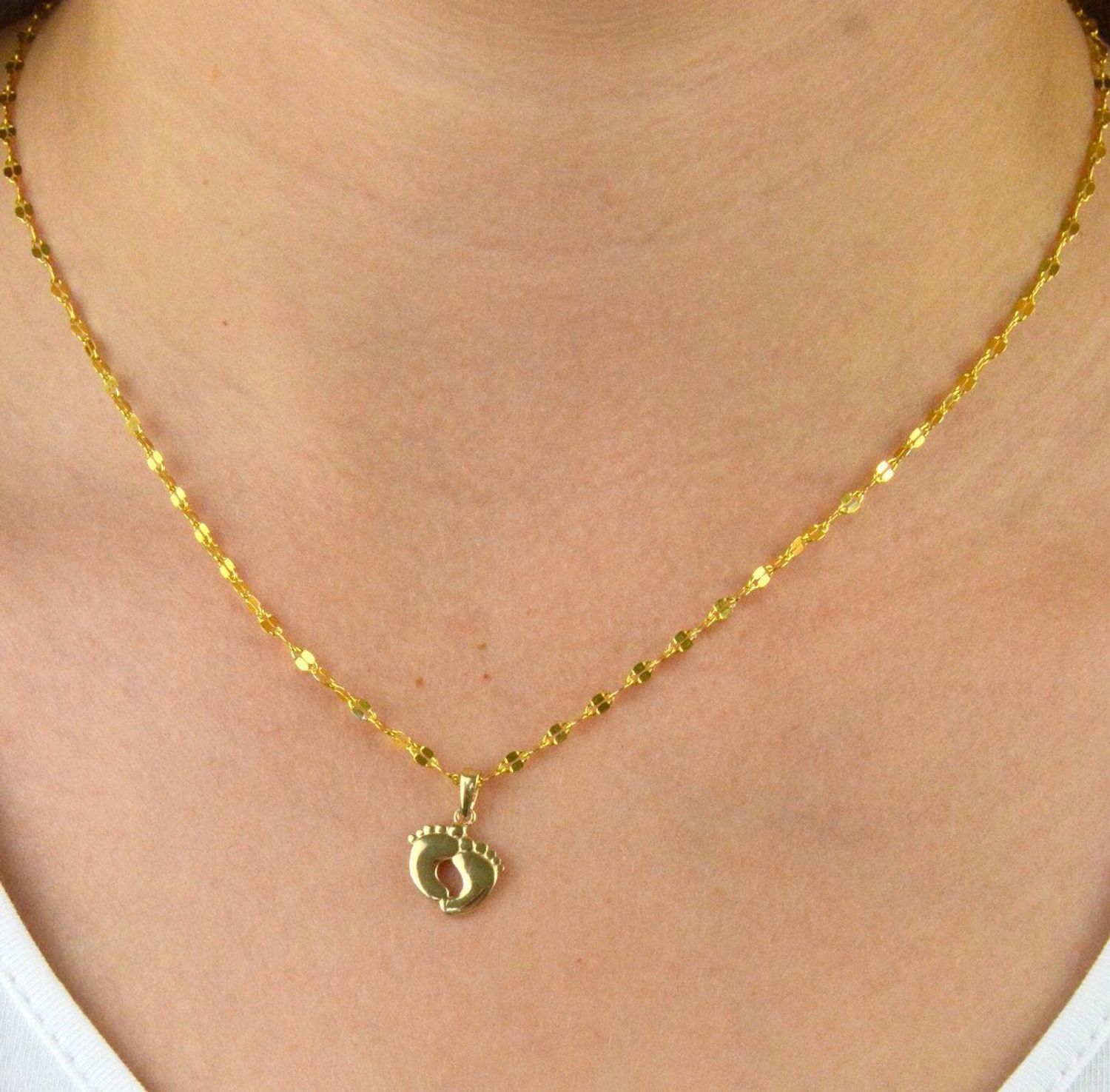 Złota zawieszka stópki dziecka ZA 6198B. Złota zawieszka. Złota zawieszka stópki dziecka. Złota zawieszka idealna na prezent. Złota zawieszka stópki dziecka jako prezent dla mamy, dziecka..jpg